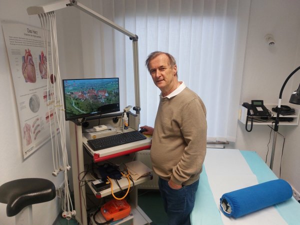 Als Hausarzt in Schwalenberg hat Dr. Thomas Schierbaum in den vergangenen 35 Jahren zahlreiche Patienten betreut. Die müssen sich nun einen anderen Mediziner suchen, denn Ende des Monats wird der 68-Jährige in den Ruhestand gehen und seine Praxis schließen. - © Michaela Weiße