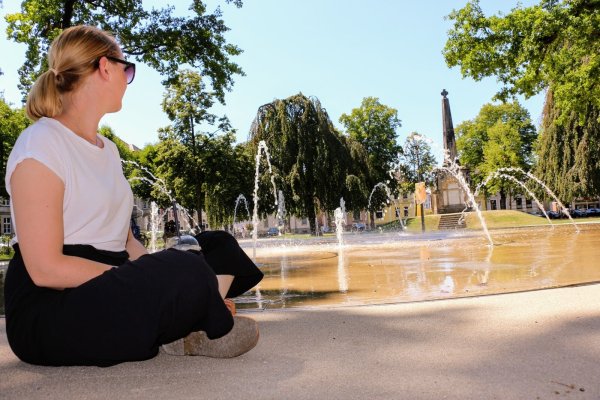 Selbst das sonst so beliebte Fontänenfeld am Kaiser-Wilhelm-Platz ist am Dienstagnachmittag nur spärlich besucht. Bei dem Wetter hilft aber eh vor allem ein schattiges Plätzchen. - © Janet König