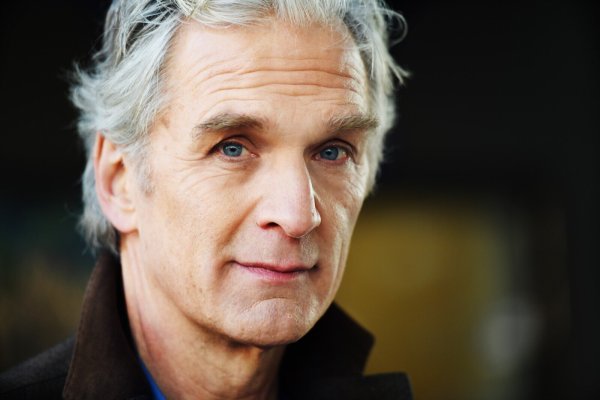 Walter Sittler liest im Weißen Ross aus dem Roman „titos brille“. - © Miriam Knickriem