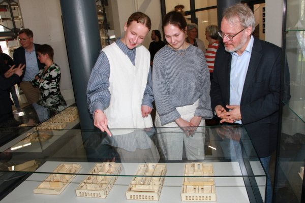 Lisanne Wächter (links) und Lisa Brockmann im Gespräch mit Bibliotheksdirektor Dr. Joachim Eberhardt. - © Martin Hostert