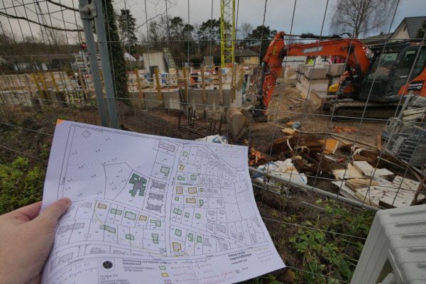 Eine Hiddeser Bürgerinitiative stört sich in der Größe des Neubaus an der Ecke Nibelungenweg Birkenallee. Grau schraffiert auf der Karte ist die geplante Immobilie mit ihren drei dreistöckigen Häusern zu sehen. Die farbigen Markierungen hat die Bürgerinitiative vorgenommen. Grün markiert sind ein- bis eineinhalbstöckige Gebäude in der unmittelbaren und weiteren Umgebung, gelb zweistöckige. Rot gestrichelt markiert ist das 2,5-stöckige ehemalige Kur-Sanatorium. - © Jost Wolf / Karte: Katasteramt Lippe