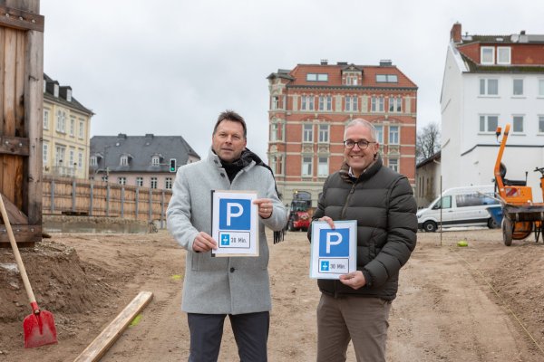 Werbegemeinschaftsvorsitzender Christian Schmidt und Bürgermeister Frank Hilker präsentieren das neue Gratis-Kurzzeitparken direkt am Eingang zur Langen Straße. - © Torben Gocke