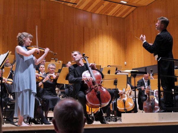 Brillantes Zusammenspiel. Das Geschwister-Duo Charlotte und Friedrich Thiele bringt das Doppelkonzert von Brahms mit dem Symphonischen Orchester des Landestheaters unter Leitung von GMD Per-Otto Johansson zum Leuchten. - © Thomas Krügler