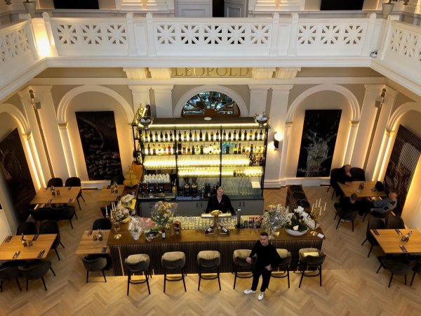 Blick von der Empore im Haupt-Gastraum auf die neu gestaltete Bar im "Leopold-Restaurant". Vorne steht Gastronom Flamur Topalli. - © Thomas Reineke
