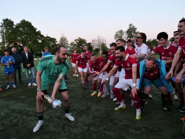 Lipperreihes Kapitän Simon Danne hat bereits Übung mit Pokalzeremonien. - © Jörg Hagemann