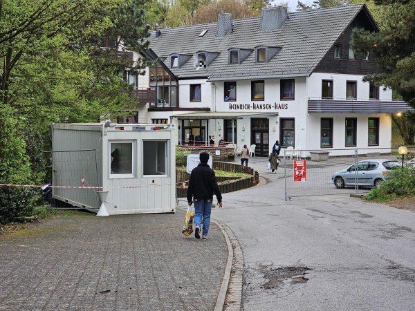 Während des Ramadan, der am 10. März begann, haben gläubige Muslime tagsüber gefastet. Die Essens- und Mahlzeiten wurden in der Notunterkunft angepasst. Generell liefert ein Caterer das Essen. Dass die Bewohner die Möglichkeit hätten, auch mal in einer separaten Küche selber zu kochen, ist ein Thema. - © Astrid Sewing