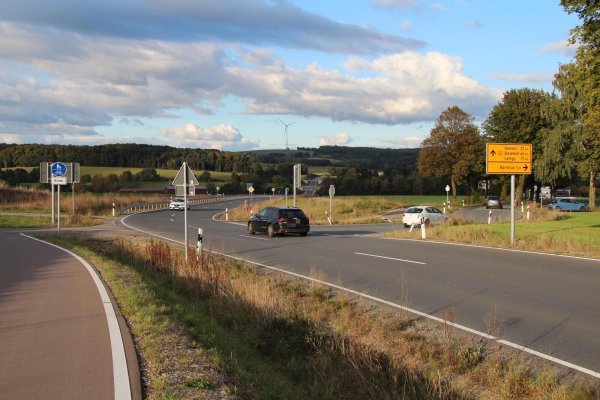 Hier wird sich die Beschilderung ändern. In Zukunft wird die Durchfahrt für Lkw auf der Selbecker Straße (rechts) verboten. Stattdessen soll der Verkehr nach Barntrup über die Umgehung, also geradeaus, fahren. - © Nadine Uphoff