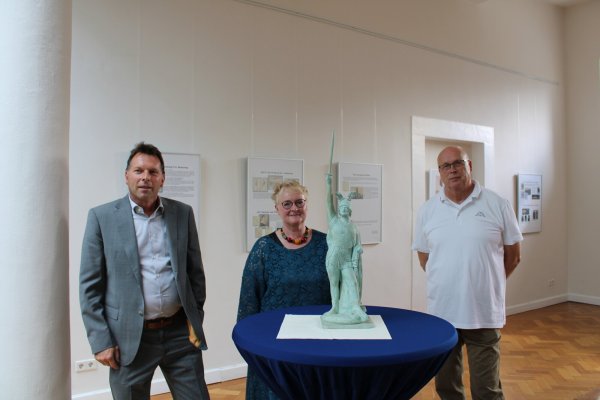 Bürgermeister Frank Hilker (von links), Cornelia Müller-Hisje und Carl-Heinz Helwig eröffnen die Ausstellung „150 Jahre Ehrenbürgerschaft Ernst von Bandel". - © Philipp Kersten