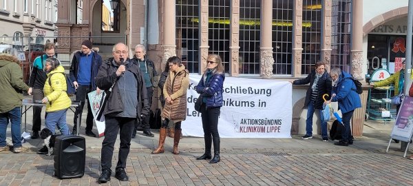 Das Aktionsbündnis Klinikum Lippe demonstriert vor dem Rathaus. - © Katrin Kantelberg