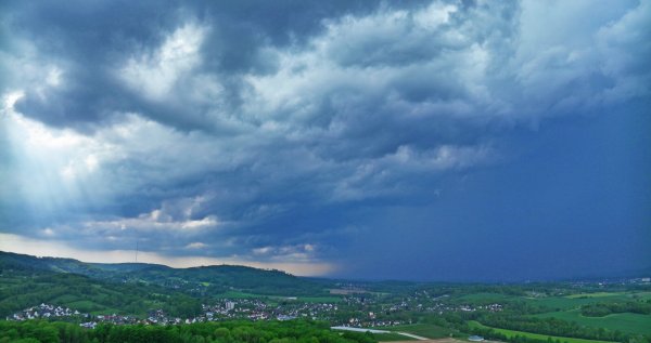 Zu erkennen ist rechts der Regenvorhang über Detmold, Diestelbruch und Klüt, links der Teutoburger Wald und darüber die sehr bizarren Wolken, mit denen Luft in den Wolkenkomplex strömt. - © Robin Jähne
