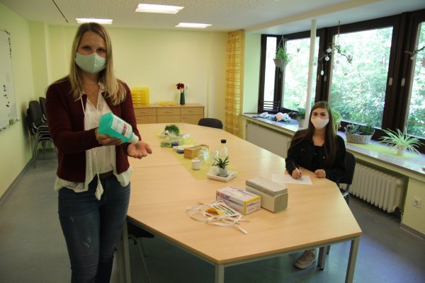 Aileen Reineke, Assistenz des theologischen Vorstandes von Eben-Ezer und die Auszubildende Jessica Scherzer bereiten möglichst große Räume für die ersten Besuche am kommenden Sonntag vor. Auf genaue Regelungen von der Landesregierung wartet die Stiftung noch. - © Kirsten Fuhrmann