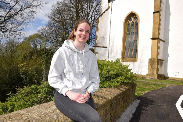 Mandy Morgenthal (28) hat in der evangelisch-reformierten Kirchengemeinde Oerlinghausen viele Einsatzbereiche. Foto: Karin Prignitz - © Karin Prignitz