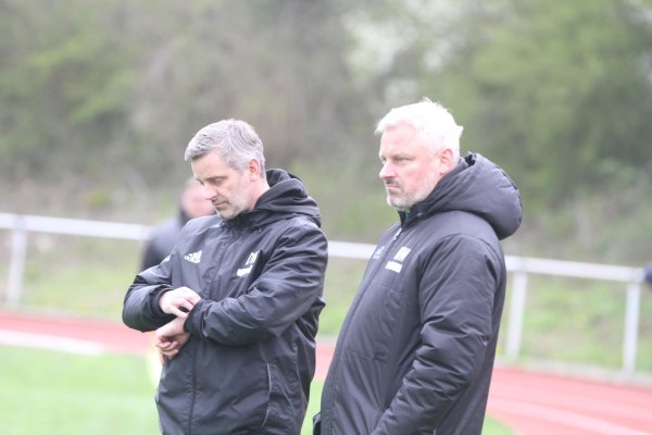 Dirk (links) und Mike Winkler verfolgen die Spiele des BSV gemeinsam am Spielfeldrand. - © Sebastian Lucas