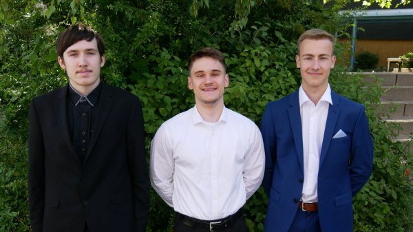 Dreimal Abitur mit Traumnote 1,0. Adrian Zelesinski, Nikita Lents und Geburtstagskind Joshua Joannis Ferekidis freuen sich über hervorragende Noten. (von links). - © Thomas Krügler