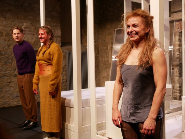 Erfolgreiche Premiere des Schauspiels "Medea.Stimmen". Mit Emanuel Weber, Ewa Noack und Manuela Stüßer (von links). - © Thomas Krügler