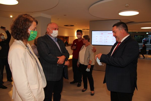 Dr. Inga Kretzschmar und Werner Loke (von links) haben angesichts des Wahlergebnisses eine Menge vor im Kreistag, sie konnten am Sonntag frohlocken und dem Sieger Dr. Axel Lehmann gratulieren.  - © Silke Buhrmester