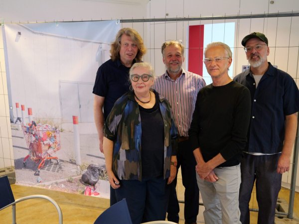 Heiner Schäfer (von links), Helga Ntephe, Martin Zellerhoff, Wolfgang Bellwinkel und Alex Hilbert stehen am Bauzaun. - © Thomas Krügler