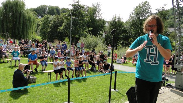Simon Horn alias „Herr H" hat sein junges Publikum fest im Griff. Als „Familiensoundtrack auf zwei Beinen" holt er sein Publikum von den Bänken. - © Hajo Gärtner