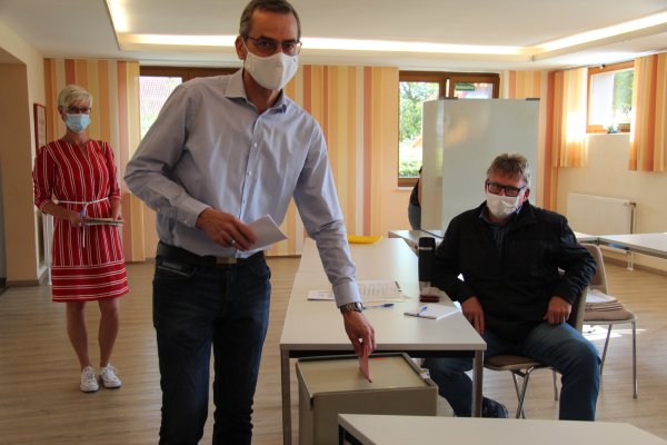 Bürgermeister Jörg Bierwirth war gemeinsam mit seiner Frau Astrid (hinten links) zur Stimmabgabe in das Dorfgemeinschaftshaus Lothe gekommen. Vorher war er joggen, nachher ging es zur Silberhochzeit. Fast ein normaler Sonntag. - © Silke Buhrmester