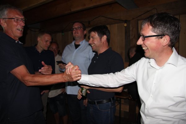 Lange sah es nach einer Stichwahl mit Axel Meckelmann aus. Doch um kurz vor 22 Uhr ist klar: Michael Hoffmann (rechts) wird mit der knappen Mehrheit von 50,3 Prozent der neue Bürgermeister. Sein Vater Bernd freut sich mit ihm und schlägt ein.  - © Kirsten Fuhrmann