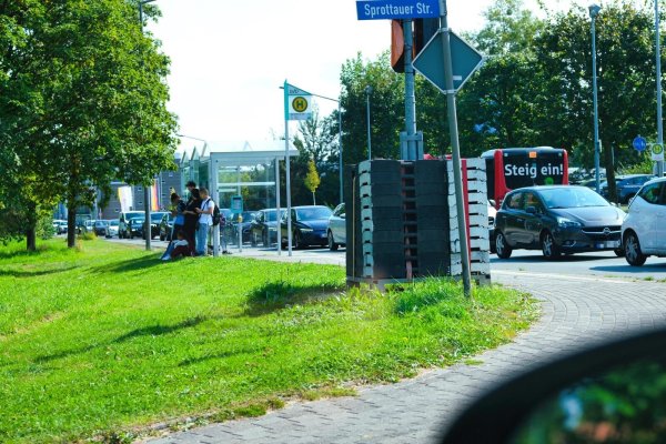 Hier ballt es sich: An der Einmündung Sprottauer Straße auf die Bielefelder ist eine Baustellenampel eingerichtet. Hier trifft der Verkehr aufeinander, der wegen der Baustelle Heidenoldendorfer Straße zurzeit ausweichen muss. Das ist eine Menge, weswegen es regelmäßig Staus zu Stoßzeiten gibt - vor allem, wenn der Schulverkehr dazu kommt.. - © Sven Koch