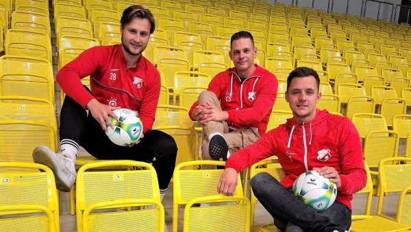 Spieler Janis-Luca Böhm (von links), Vorsitzender Christian Schmieder und Spieler Joel Weber gehen das Projekt „Futsal" beim FC Augustdorf an. - © Oliver König