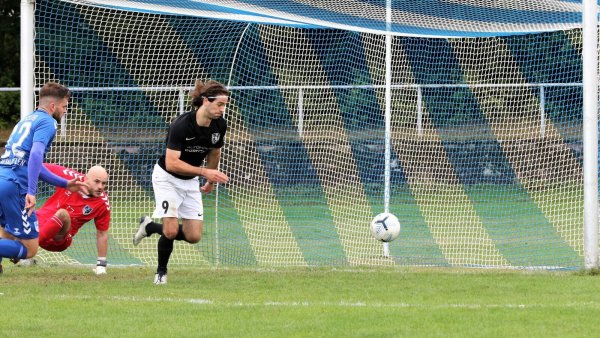 Tatsächlich kein Tor: Der Ball springt an der Linie entlang, doch Oerlinghausens Bastian Steffen kommt nicht mehr rechtzeitig ans Spielgerät. Der Salzufler Deniz Arizanoski und sein Torwart Philipp Smerat schauen hinterher. - © Oliver König