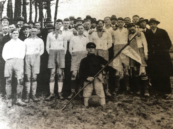 Die Fußballbegeisterung war schon vor über 100 Jahren in Waddenhausen groß. - © Sandra Castrup