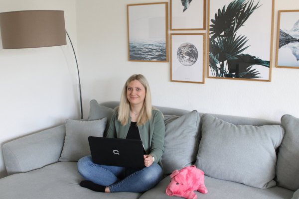Gemütlich auf der Couch mit dem Laptop auf dem Schoß. So entstehen viele der „Hansi Heldenschwein" Geschichten von Laura Putschies. - © Philipp Kersten