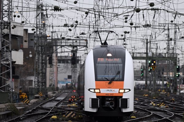Trotz zahlreicher Baustellen und Verspätungen bleibt der Bahnverkehr in OWL eine Herausforderung. - © Federico Gambarini/dpa