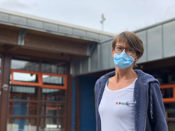 Schulleiterin Christine Beermann von der Südschule zeigt, wo die Überwachungskamera auf dem Dach angebracht ist. - © Till Brand