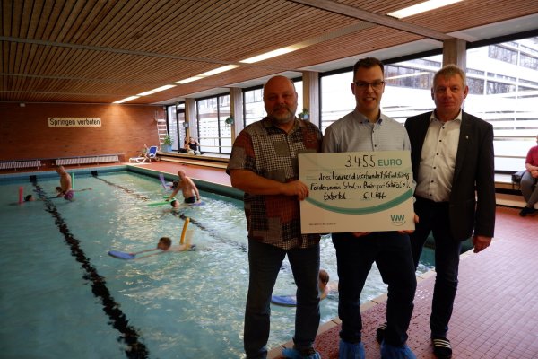 Sebastian Wöhler (Westfalen Weser) überreicht im Beisein von Bürgermeister Frank Meier (rechts) Winfried Laux (Vorsitzender des Fördervereins) einen Scheck über 3455 Euro. - © Lorraine Brinkmann