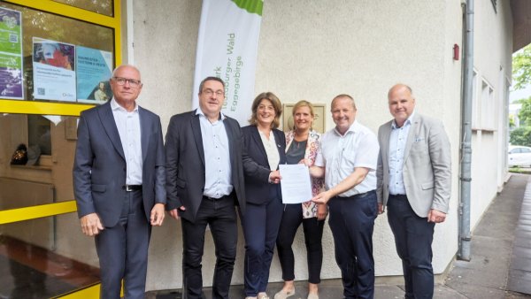Freuen sich über die Rezertifizierung Kalletals als Naturpark-Kommune (von links): Hans-Bernd Janzen (Vorsitzender der Verbandsversammlung), Landrat und Verbandsvorsteher Dr. Axel Lehmann, Naturpark-Geschäftsführerin Dörte Pieper, Corinna Will (Gemeinde Kalletal), Kalletals Bürgermeister Mario Hecker und sein Schlänger Kollege Marcus Püster. - © Gemeinde Kalletal