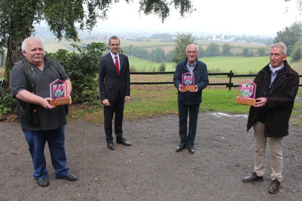 Bürgermeister Jörg Bierwirth (2. von links) gratuliert den Preisträgern des Heimatpreises Ralf Krüger (von links, Heimat- und Verkehrsverein Lothe), Detlef Hundt (Förderverein Schloss und Schlosspark Schieder) und Ulrich Opel (Heimatverein Schieder). - © Michaela Weiße(LZ)