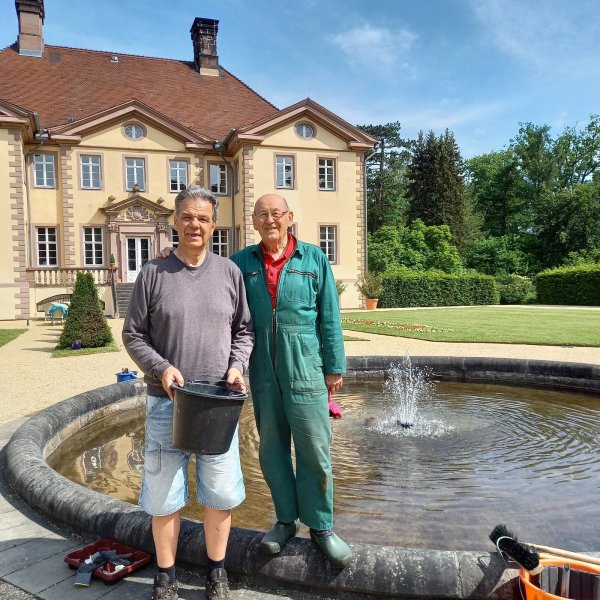 Robert Lange übernimmt die Brunnenpflege von Werner Seidel. - © Fotorechte: Förderverein Schloss und Schlosspark Schieder