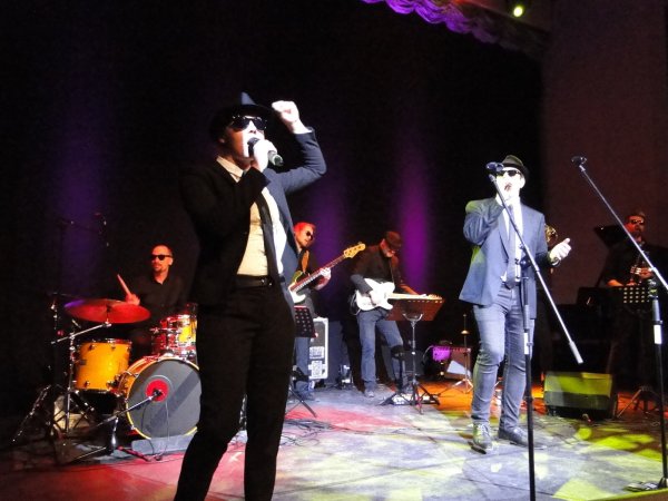 Kristin Shey und Simon Herten schlüpfen für das Blues-Brothers-Tribute der S/M/B in legendäre Rollen. Die elfköpfige Formation bringt die Stadthalle zum Kochen. - © Hajo Gärtner