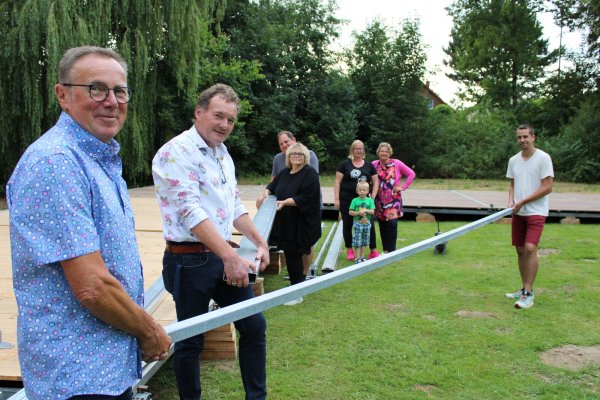 Das Team rund um Heinz Tölle (von links) Marcus Blachowski, Monika Depner, Daniel Kohring (Kohlpott), Yvonne Mausbach (mit Sohn Leon), Cornelia Dörr-Blachowski und Christian Diemer hat alle Hände voll zu tun, damit zum Festwochenende alles aufgebaut ist. - © Lorraine Brinkmann