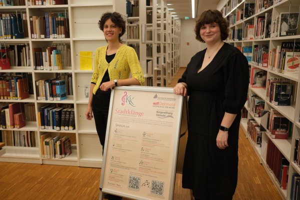 Luise Adler (rechts) und Elena Wachendorf (links) präsentieren das Programm, das im Zuge eines studentischen Projekts den Detmoldern sieben Gratis-Konzerte beschert. - © Sven Koch