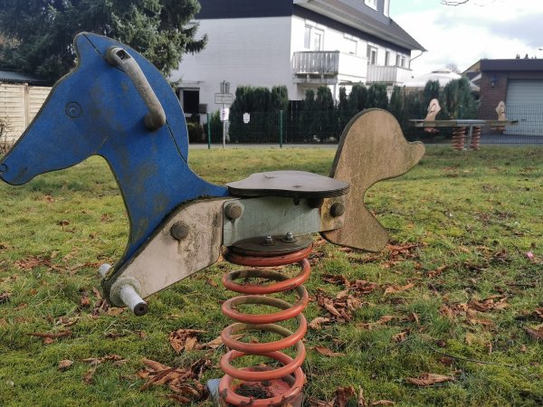 Klein und in die Jahre gekommen: der Spielplatz in der Freiligrathstraße. - © Sylvia Frevert