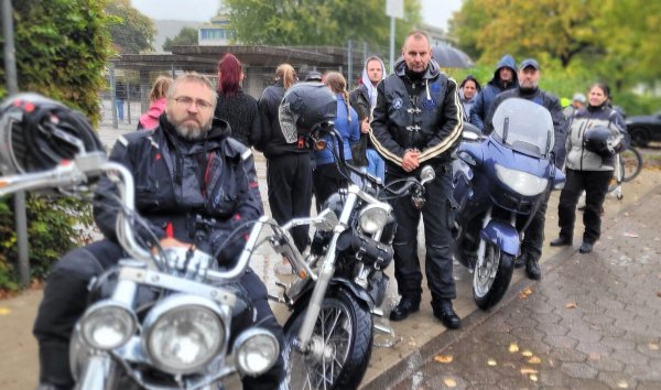 Markus Rieke (Mitte) und seine Kumpel kamen aus Bad Driburg nach Lemgo, um sich gegen Mobbing stark zu machen. Eigentlich sollten noch mehr Biker dabei sein, doch das Wetter machte ihnen einen Strich durch die Rechnung. - © Katrin Kantelberg