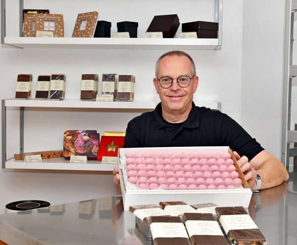 Kir-Royal-Trüffel sind immer noch beliebt. Doch immer mehr Kunden von Achim Deppermann wünschen Pralinen ohne Alkohol. Foto: Gunter Held - © Gunter Held