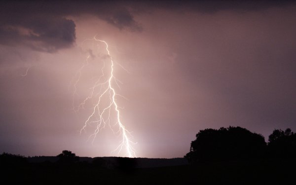 Blitze über Lippe – dieses Bild ist in der Nacht zu Freitag in der Nähe von Augustdorf entstanden. - © Robin Jähne