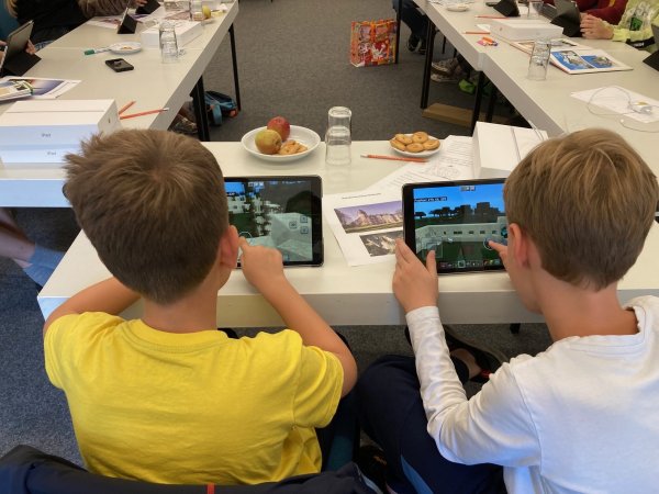 Beim Minecraft-Workshop in der Stadtbibiliothek haben die kleinen Architekten ihre Heimat im Videospiel nachgebaut. - © Stadtbibliothek Detmold