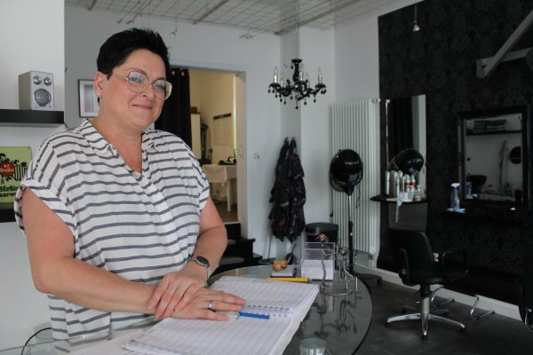 Die Tage sind gezählt: Noch bis Mitte November öffnet Viola Koch ihren Friseursalon in der Schwalenberger Innenstadt für ihre Kunden. - © Nico Düllmann