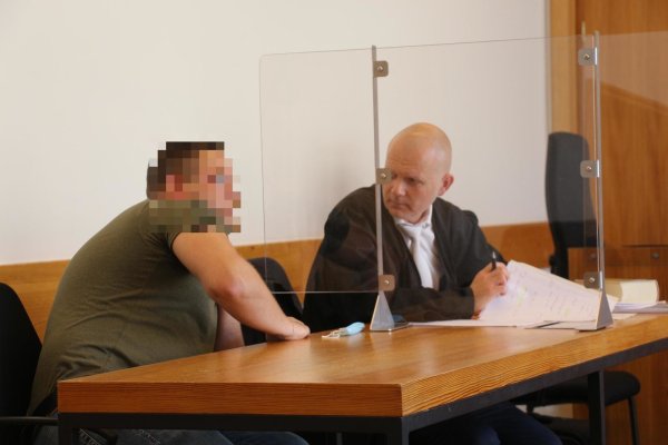 Der Angeklagte Jerome K. im Gespräch mit seinem Verteidiger Jerrit Schöll aus Bielefeld. - © Janet König