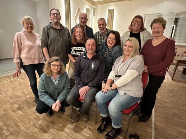 Haben sichtlich Spaß an der Probenarbeit: (stehend von links) Susanne Habenicht (Regie), Andreas Landau, Maria Nickel, Ernst-August Mellies, Heiko Welsche, Heidi Krysmann (Souffleuse) und Monika Weber sowie (vorne von links) Astrid Kottmann, Mathias Weber, Nina Josephs und Michaela Kirsch. - © Retzer Bühne