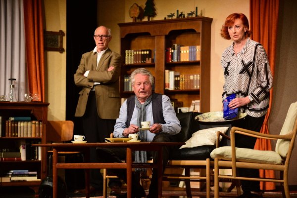 Die Darsteller um (von links) Ragnar (Wolfgang von der Burg), Helge (Ulrich Holle) und Anneli (Liane Kreye) hat die Zuschauer ein ums andere Mal lauthals zum Lachen gebracht. - © Nicole Ellerbrake
