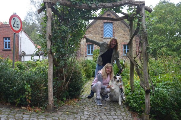 Dirk Maron mit Ehefrau Ellen und Hund ,Brigitte’. Nach wie vor läuft Maron 180 Kilomter im Monat, um sich für die Bühne fit zu halten.  - © Georg Kälble