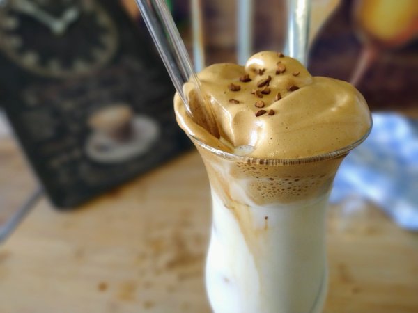 Das It-Getränk der Saison: Dalgona Coffee ist Beschäftigungsmaßnahme, Fotomodel und Getränk zugleich. Dabei braucht es nur wenige Zutaten. - © Yvonne Glandien