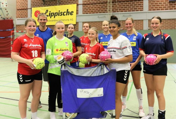 Neu bei der HSG Blomberg-Lippe: (von links) Lotta Schulte, Trainer Ruben Voßhans, Emma Stürenburg, Nele Siehr, Liz Eckstein, Jara Mensendiek, Svea Hermeling, Jamila Bouba, Nina Strohmeier und Fabienne Thiele. - © Oliver König